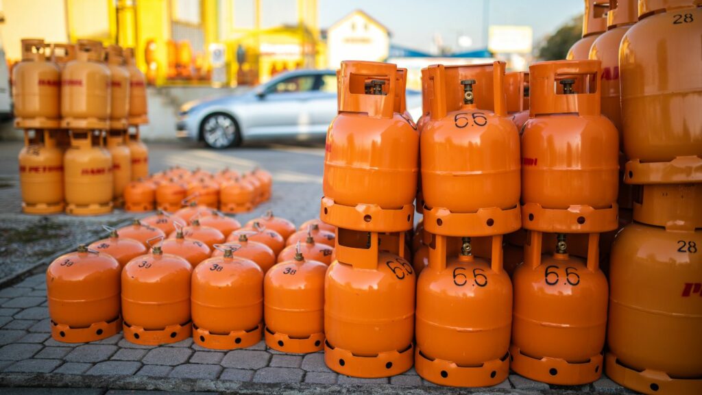 which of the following are proper ways to transport or move gas cylinders?